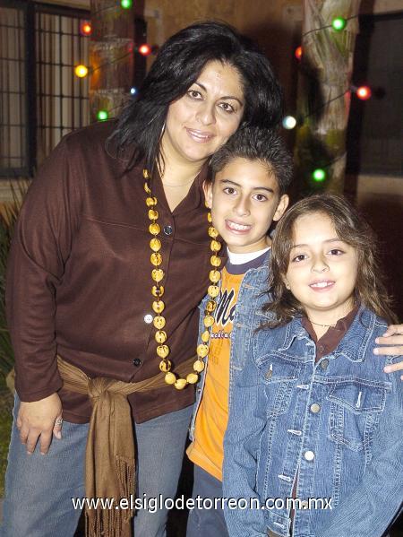 28112006
Hugoalexi con su mamá Alejandra R. de la Peña, y su hermanita Elexa.