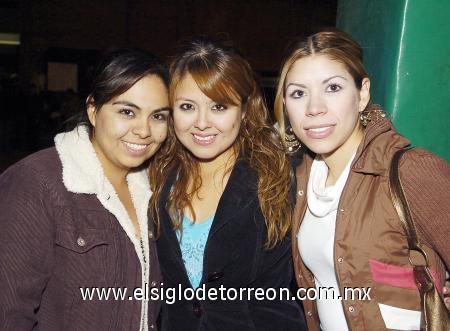 25112006
 Jésica de la Cruz, Alejandra Flores y Marycruz de Alba