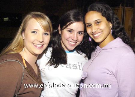 25112006 
 Kaitlin Karr, Lorena Sylveira y Luisa Alves