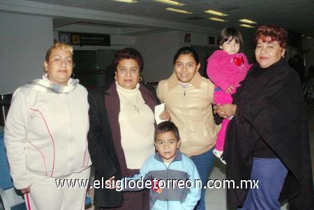 30122006
 Candelaria Espino viajó a Cancún, la despidieron Ana Luisa Macías, Perla Valle, Isabel Macías, Carlos Valle, Candy y Ángel Macías