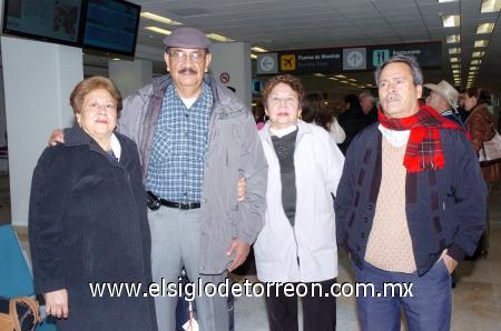 30122006 
 Jesús Martínez y María del Refugio González viajaron a Roma, los despidieron Natividad y Margarita
