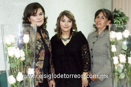 30122006 

Rosina Morillón de Alvarado junto a las anfitrionas de su despedida de soltera