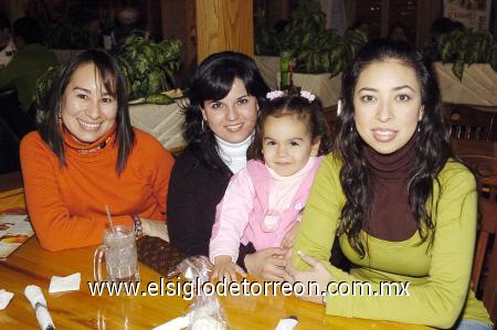 30122006 
 Denise Mena, Mima Rivera, Paola Zárate y Verónica Martínez