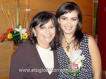 30122006 
 Paloma Peña Gutiérrez acompañada por su mamá en su despedida de soltera