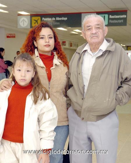 01122006
Francisco Santos viajó a San Diego, lo despidieron Juliana Aguilar  e Isabel Càzares.