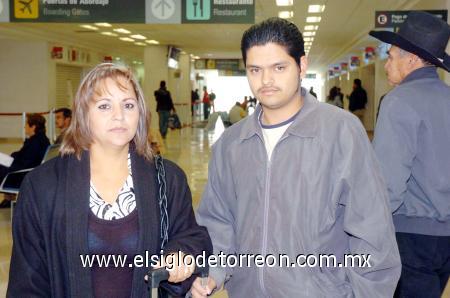 01122006
Juana Francisca Cervantes viajó a Tijuana, la despidió José de Jesús Martínez.