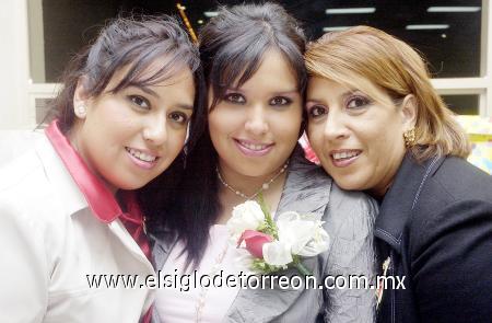 01122006 
Fabiola Montserrat Gutiérrez Tavizón en compañía de su suegra, Rebeca Jiménez de Ramos y su cuñada, Nuria Ramos de Lino.