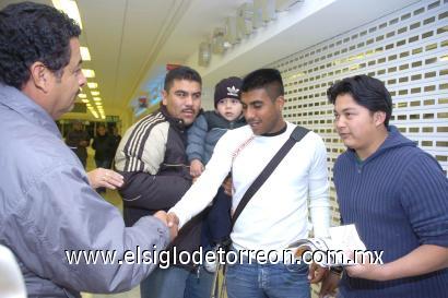 Daniel “Hachita” Ludueña manifestó a su arribo a esta ciudad, que es algo muy importante venir a vestir la camiseta del Santos Laguna, sabiendo que el equipo está involucrado en el problema del descenso. 

“No es fácil el momento que está viviendo el plantel, pero vengo con la mayor tranquilidad y el conocimiento de que la gente que maneja este club, tanto dirigentes como cuerpo técnico, tienen el deseo de salir adelante”., comentó el nuevo refuerzo del equipo albiverde.