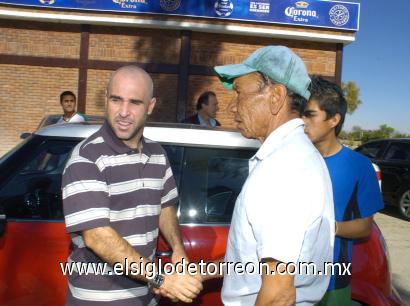 Con una camisa polo rayada y unos jeans, el jugador llegó en compañía de su representante y estacionó su auto compacto deportivo, en el mismo lugar de siempre, para después introducirse al vestidor