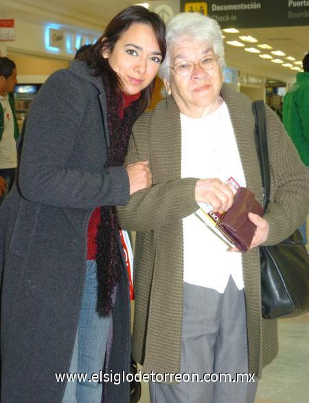 04122006
Alicia Velázquez viajó a Tijuana y la despidió Melissa Sánchez.