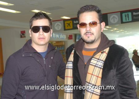 04122006
Desde la Ciudad de México llegó a Torreón Alex Flandes y fue recibido por Emmanuel Repetto.