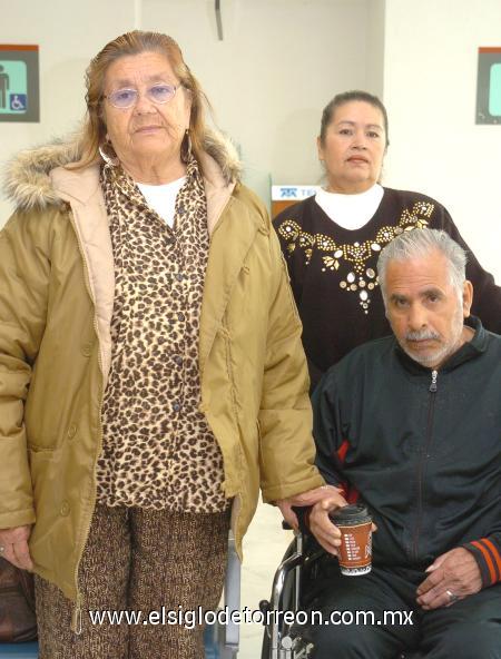 04122006
Victoria, María de los Ángeles y Agustín Rivera viajaron a Tijuana.