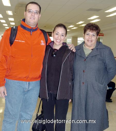 03122006 
Antonio Pérez y María de Lourdes de Pérez viajaron a Cancùn y los despidiò Irene Garnier.