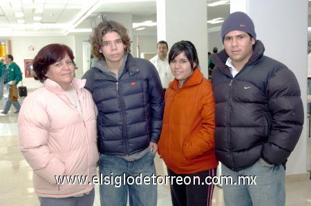 03122006 
Carlos Nevárez viajó a Los Ángeles y lo despidieron Karla Torres, Brenda y Daniel Nevarez.