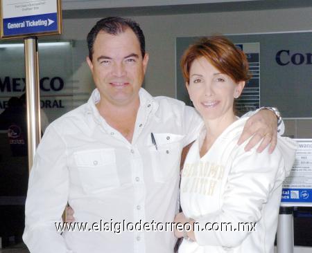 03122006 
Jesús Villarreal arribó procedente de Houston, Texas y lo recibiò Cristina deVillarreal.