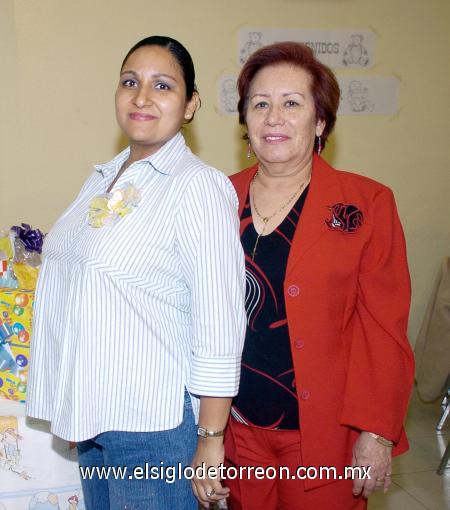 03122006 
Ana Karina Gámez de Robles junto a su mamá, Catalina Uribe de Gámez.