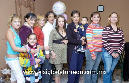03122006 
Érika Prone de B. espera una linda nena, motivo por el cual recibió muchas felicitaciones y regalos de parte de sus amigas y familiares, en su fiesta de canastilla.
