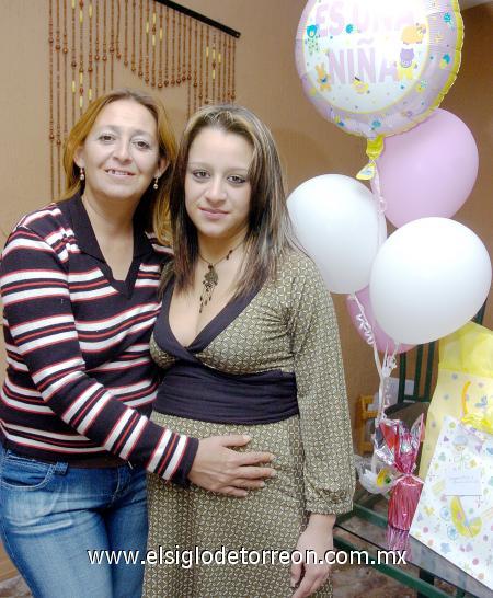 03122006 
Érika Prone de Barraga espera su primer bebé, que será niña, motivo por el cual fue agasajada con una reunión de regalos.