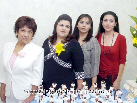 03122006 
La futura mamá con las anfitrionas Lolis Arjòn, Cristy Lòpez y Laura Lòpez.