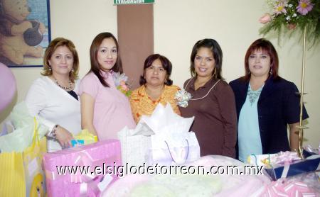 03122006 
Rebeca y Ana Hernández Flores disfrutaron de una fiesta de canastilla, con motivo del próximo nacimiento de sus respectivos  bebés.