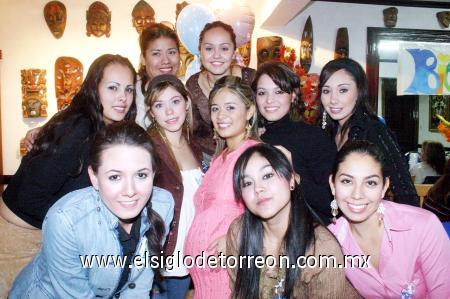 03122006 
Tania García Álvarez estuvo acompañada de sus familiares y amigas, en su fiesta de regalos.