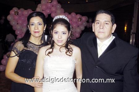 03122006 
Alma Cecilia Arredondo Saavedra acompañada de sus padres, Alma Leticia y Marco Antonio Arredondo.