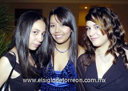 03122006 
Sofía Flores, Frida Chávez y Andy Cueto.