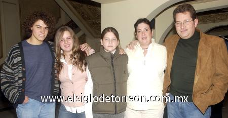 03122006 
Sonia Dubois de Villalobos, Sonia Villalobos, Natalia Villalobos y Gibrán Segura.