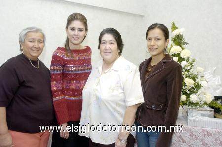 03122006 
Marisela Cañedo Sánchez acompañada de Blanca y Julieta Campos y Chelito Campos, anfitrionas de su despedida.