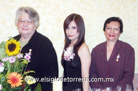 03122006 
Nadia Catalina García Villegas junto a las anfitrionas de su despedida, Yolanda Virginia de García y Emma Verdeja de Díaz de León.