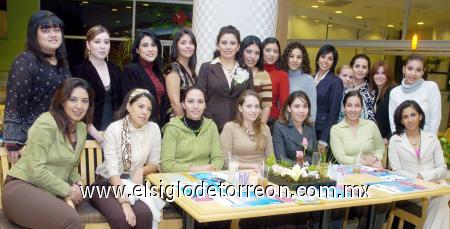 03122006 
Rodeada de amigas y familiares Elvira Borroel González, disfrutó de esta fiesta pre nupcial.