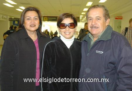 05122006
Carmen de Manzanares, Massiel de Anaya y Jesús Manzanares viajaron a Miami.