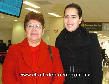 06122006
Frida Palacios viajó a México y la despidió Rosario García.