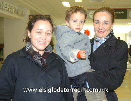 06122006
Lucrecia Santibáñez y el pequeño Tomás viajaron a México y fueron despedidos por Lucrecia Martínez.