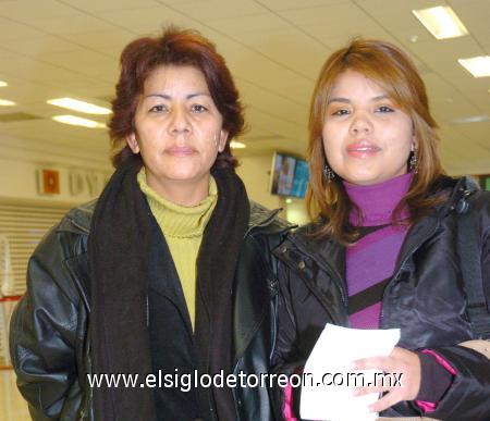 06122006
Martha y Christian Suárez viajaron a México.