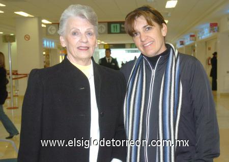 07122006
Joan de Murra viajó a Houston, la despidió Ileana de Soto.