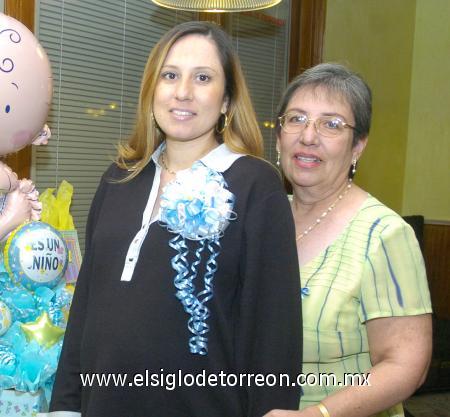 05122006
Marcela Ruiz de Gutiérrez junto a su mamá, Graciela Aparicio de Ruiz, anfitriona de su fiesta de canastilla.