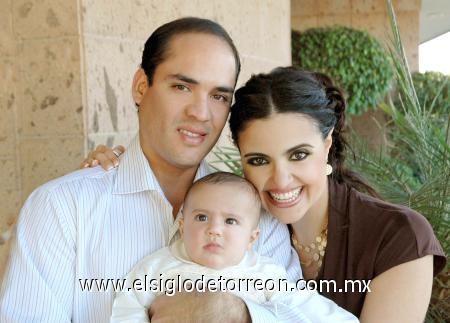 06122006
Iván Camacho Jalil con sus papás, Javier y Tahany Camacho.