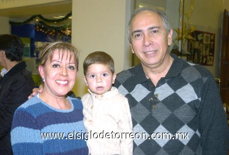 06122006
Marisa y Jesús Zavala con su nieto Gerardito Sandoval.
