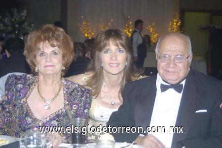07122006
Los abuelitos de la novia, Hilda Kawas y Elías Zarzar acompañados de su hija Sonia
