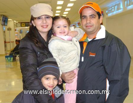 09122006
María, Carlos y Natalia Quintero viajaron a Los Mochis, los despidió Mariana Valadez.