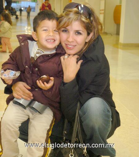 09122006
Marien Barrientos y Óscar Calderón viajaron a la Ciudad de México.