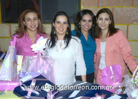 09122006
María Guadalupe Becerra de Villarreal, acompañada de sus amigas y familiares en su fiesta de canastilla.