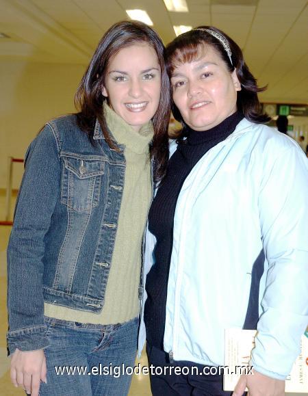 08122006 
Astrid López y Clara Marín viajaron con destino a Tijuana.