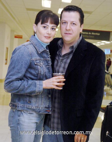 08122006 
Gabriel Aguilera fue despedido por Gabriela de Aguilera, antes de viajar al DF.
