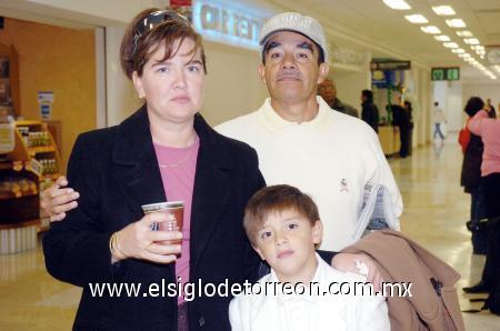 08122006 
Lourdes Gómez, Leopoldo Díaz y Leonardo Díaz viajaron a Puerto Vallarta.