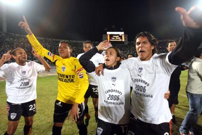 'Viva México', 'Viva México', 'Somos Campeones, Somos

Campeones', gritaban los jugadores con la gloria de haber derrotado

en su propia cancha al equipo más popular y poderoso de Chile, con

todo y su delantera de lujo, compuesta por Matías Fernández y

Humberto Suazo.