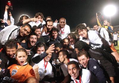 Al término del partido, los jugadores de los 'Tuzos' en pleno

corrieron hacia el centro de la cancha del Estadio Nacional, todos

ellos gritando jubilosos, como niños, y se comenzaron a abrazar una y

otra vez, a saltar, a celebrar en grande la victoria.