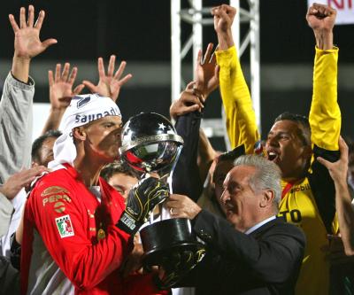 En cambio, los jugadores del Pachuca saltaron de gusto cuando el

árbitro dio el silbatazo final que selló el título de campeón de la

Copa Sudamericana 2007 para el equipo mexicano, una proeza que ningún

otro club de ese país había conseguido.