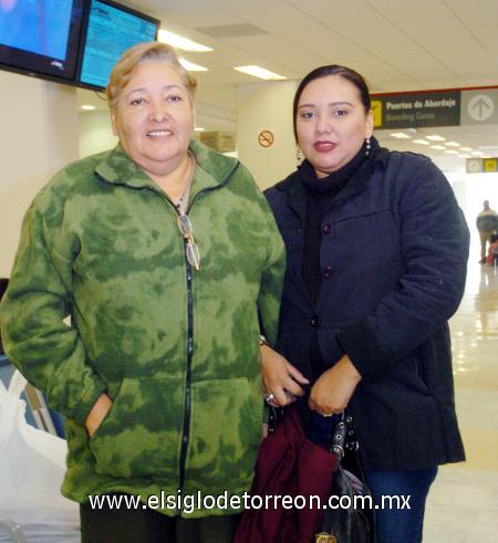 10122006 
Ana Ramírez viajó a Ciudad del Carmen y la despidió Ana Bautista.